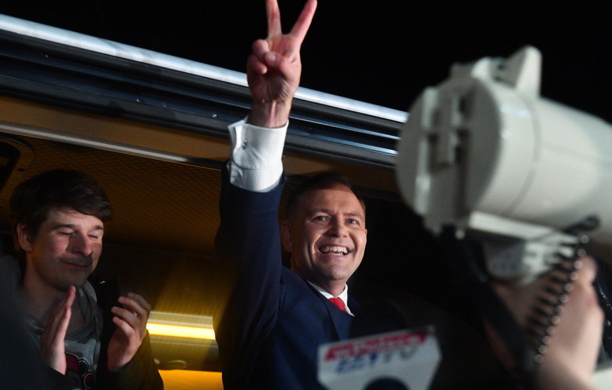 NASZ NEWS. Wiemy, co "wziął" Nawrocki - to nikotyna!