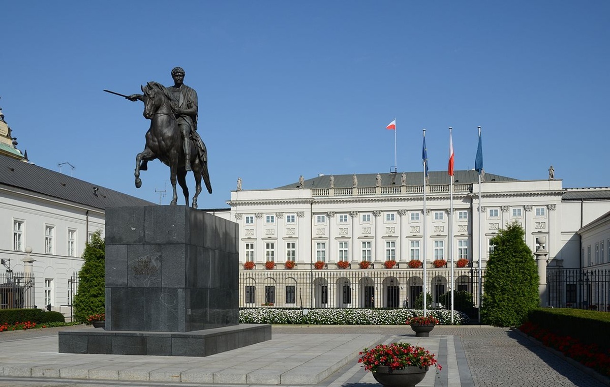 Trzaskowski minimalnie przed Nawrockim. Nowy SONDAŻ