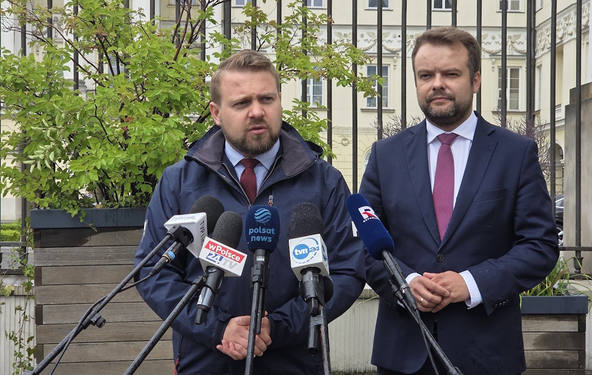 Łapówki w torbach na wino? Afera śmieciowa i Trzaskowski