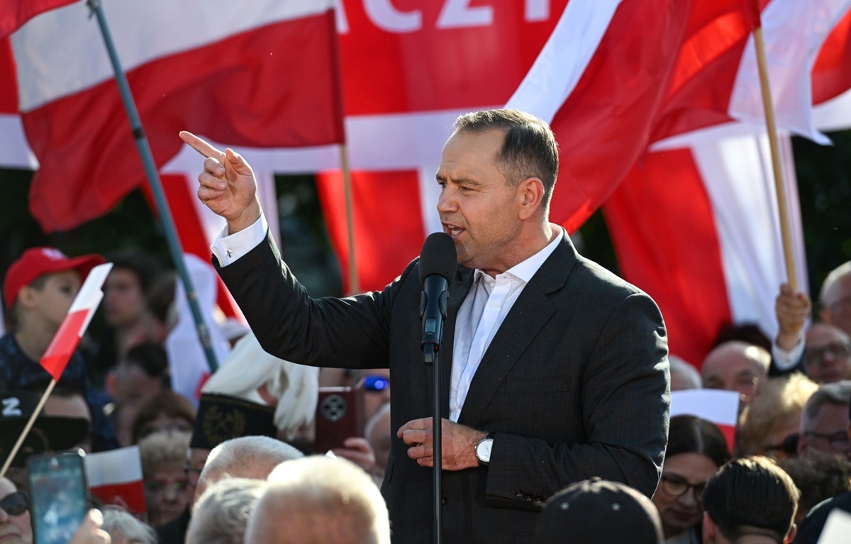 Trzaskowski zostawił żonę na deszczu. Nawrocki mocno