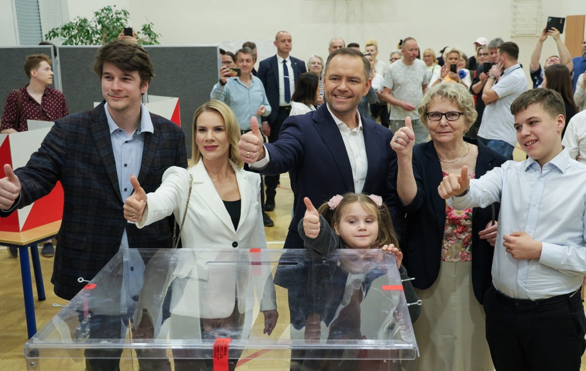 Karol Nawrocki już zagłosował. Do lokalu przyszedł z rodziną