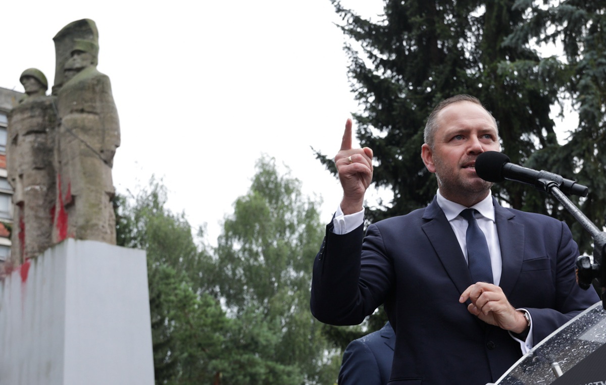 Посмотрите, как Навроцкий сносил советские памятники