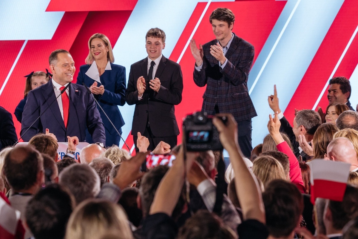 Почему Навроцкий победил? Анализ венгерского еженедельника