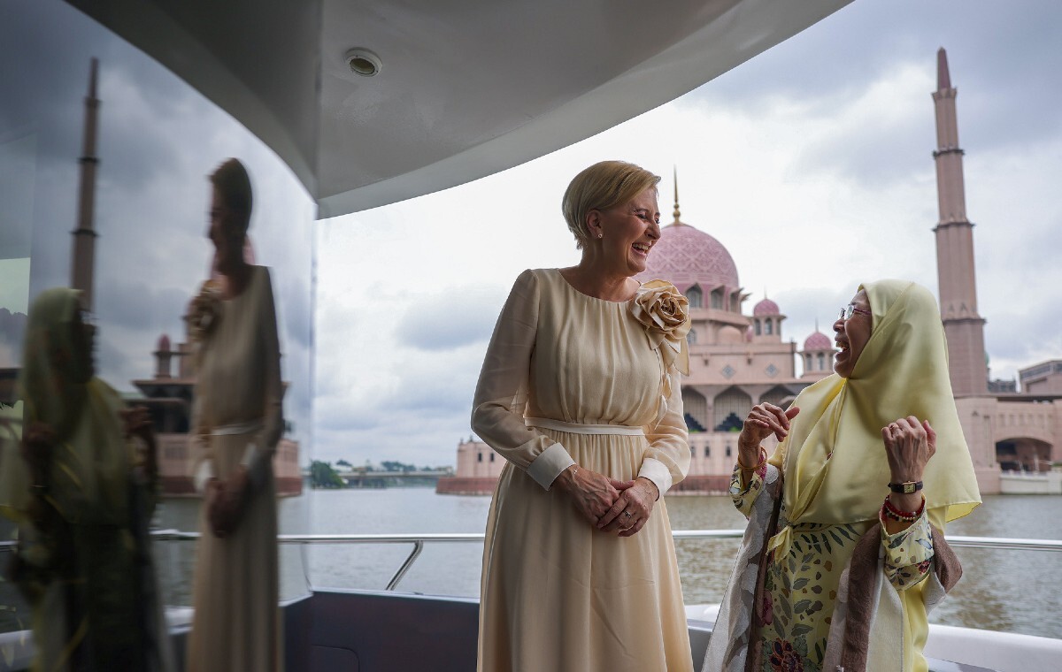 Joint cruise of the First woman  and the Wife of the Prime Minister of Malaysia
