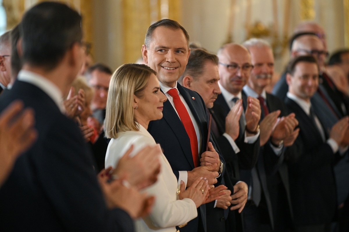 „Zburzyć mury nienawiści”. Przed Nawrockim trudne zadanie
