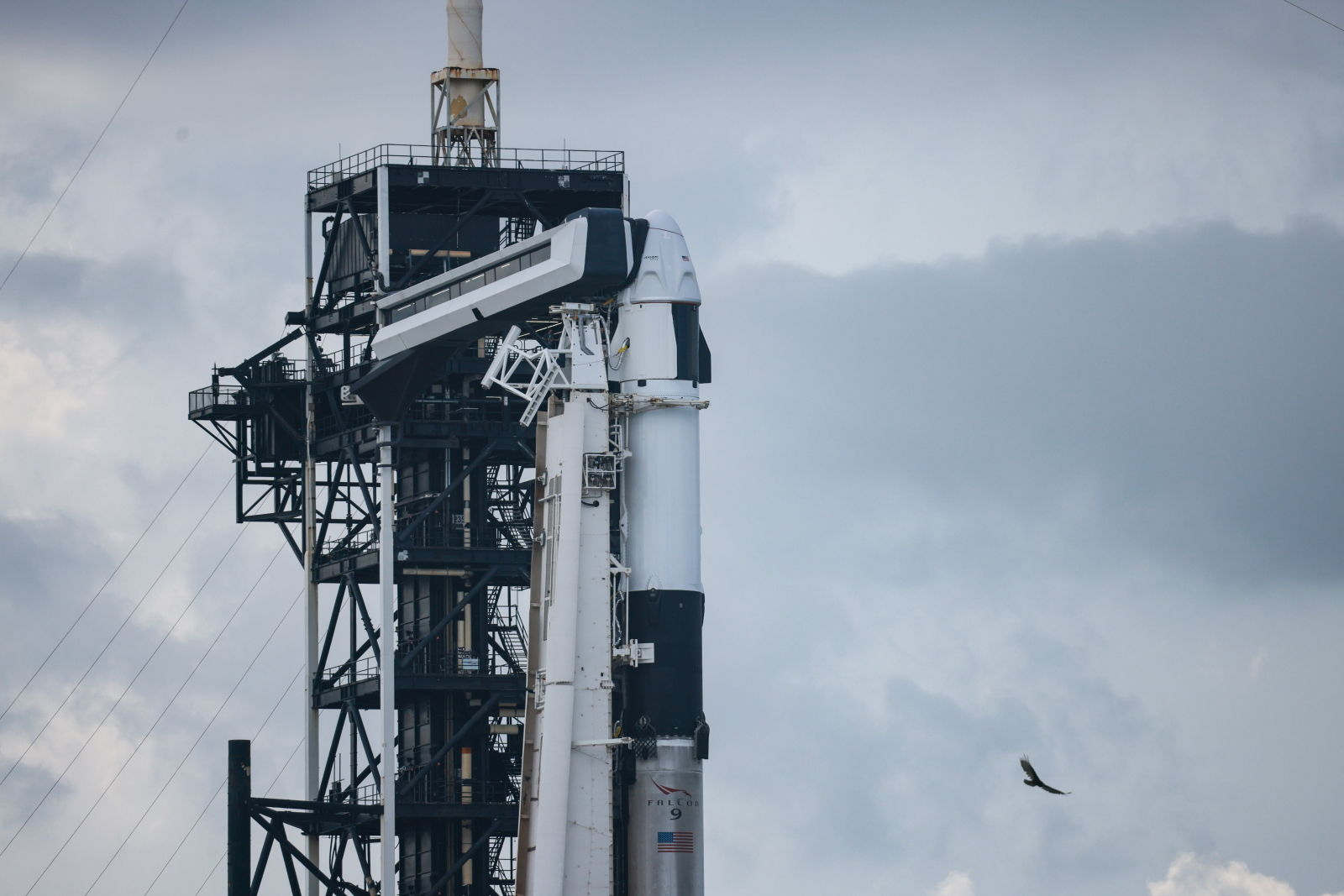 Wyciek z rakiety Falcon9 wciąż opóźnia wylot Uznańskiego