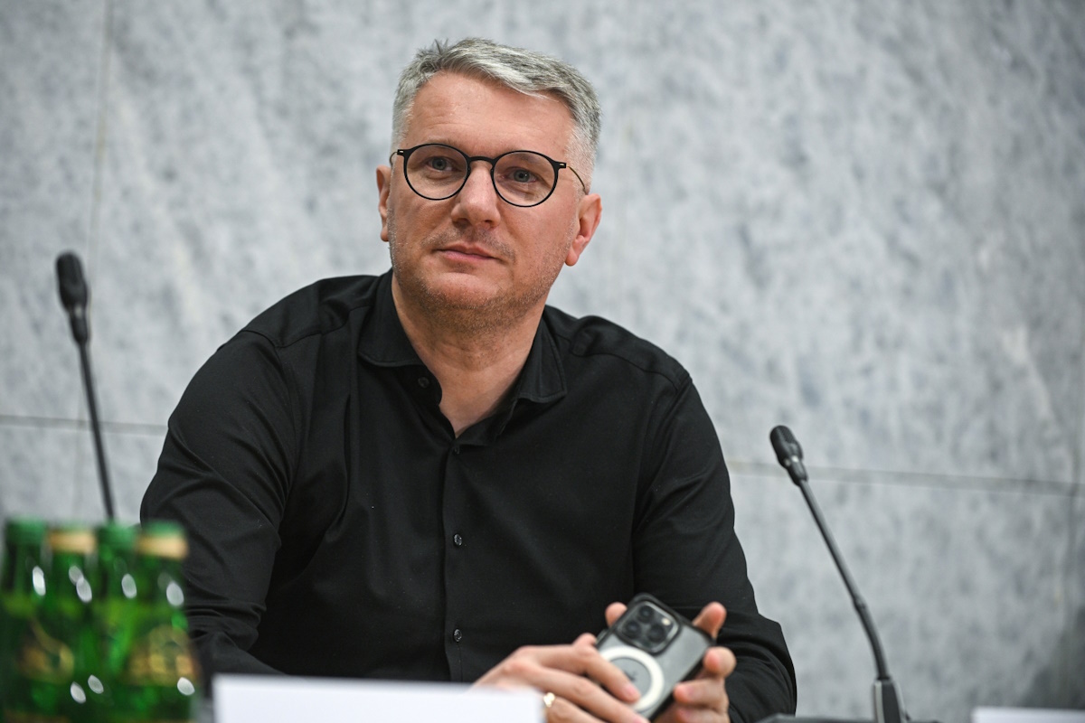 Włosy na głowie i wybory. Obrazowe porównanie Wiplera