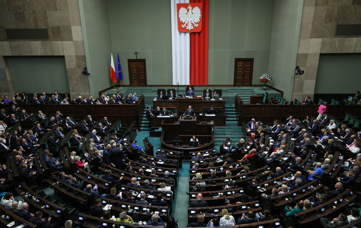 SONDAŻ. Remis PiS i KO. Skok poparcia dla partii Brauna