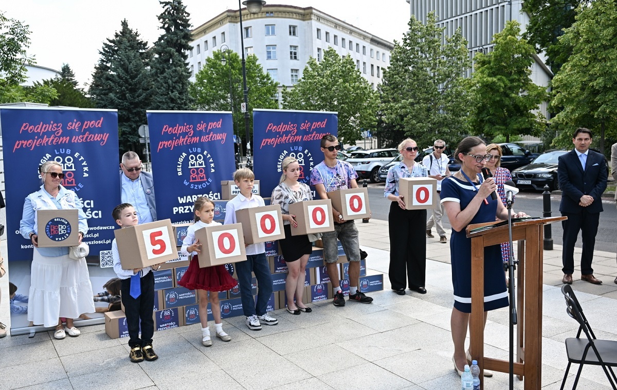 W obronie lekcji religii. Pół miliona podpisów już w Sejmie