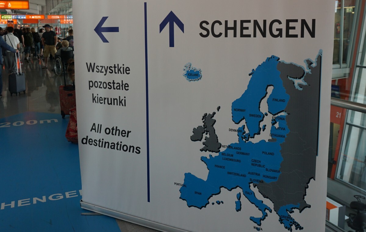 Who is dismantling the Schengen area?