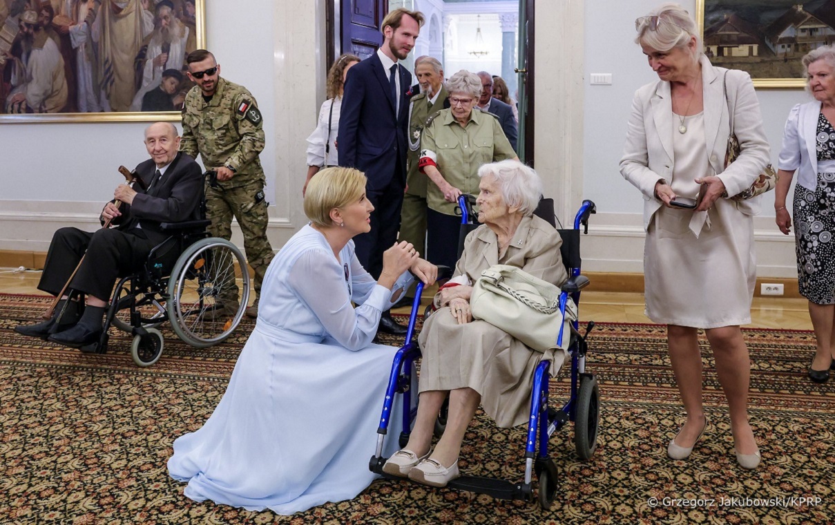 Wzruszające spotkanie. Pierwsza Dama zaprosiła kombatantów