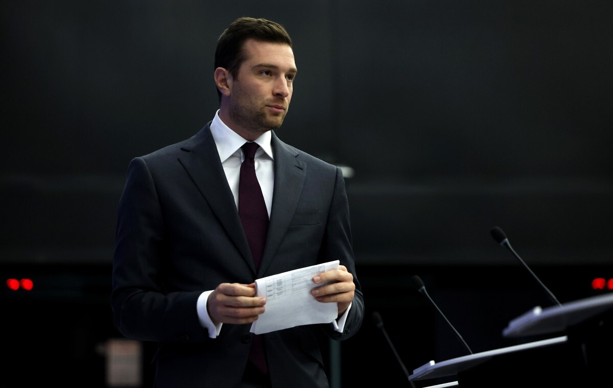 Policja w siedzibie francuskiego Zjednoczenia Narodowego!