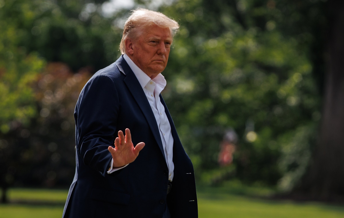 Część irańskiego uranu przetrwała? Trump uspokaja Amerykanów