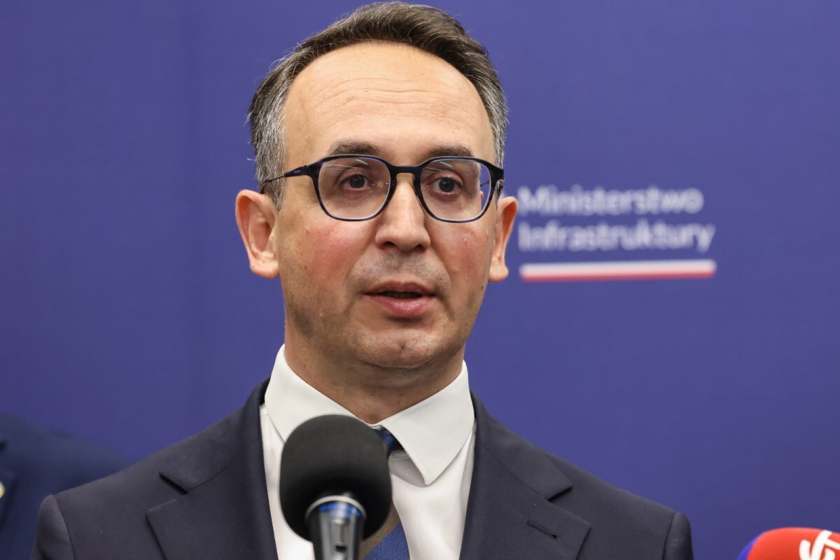 Klimczak pinches Hołownia. "He made a motion  that..."
