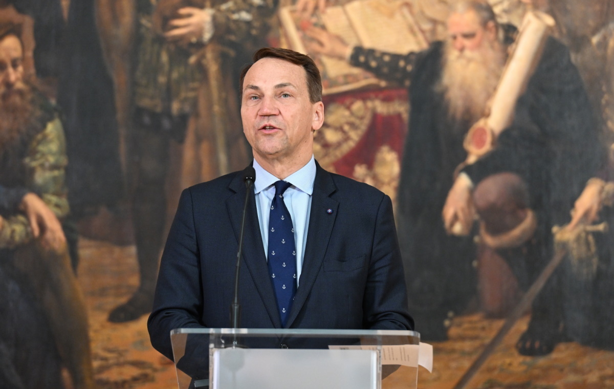Sikorski's vile words about bishops: Let him take off his dress
