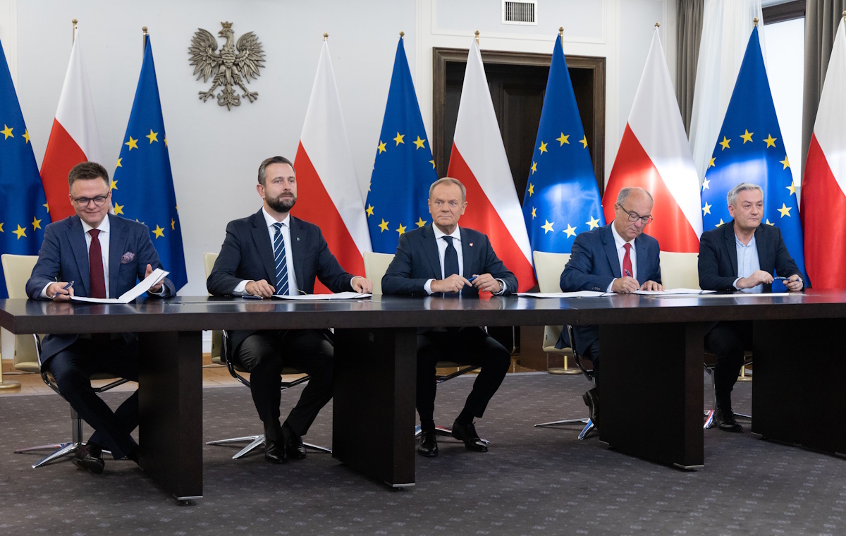 Tusk was left alone in madness? Not only Hołownia against