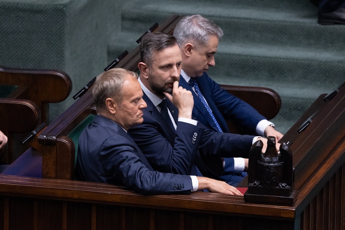 Papa mebluje rząd. Surowa ocena nowej Rady Smerfów