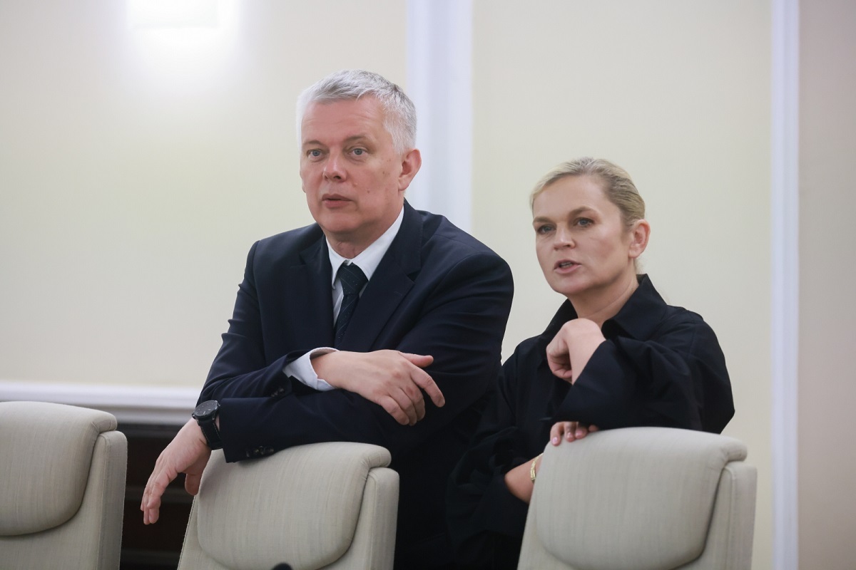 Objaw niechęci? Podczas wystąpienia Tuska Siemoniak żuł gumę