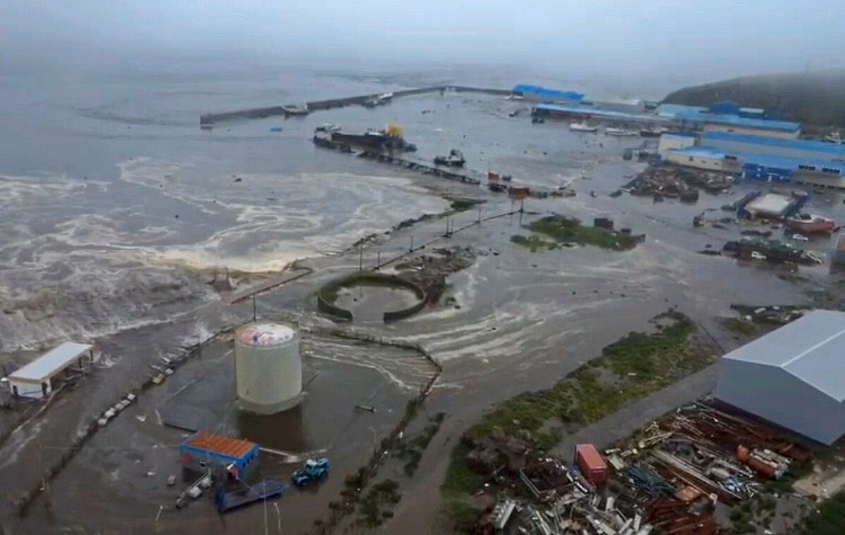 Pierwsze fale tsunami uderzyły w Siewiero-Kurilsk