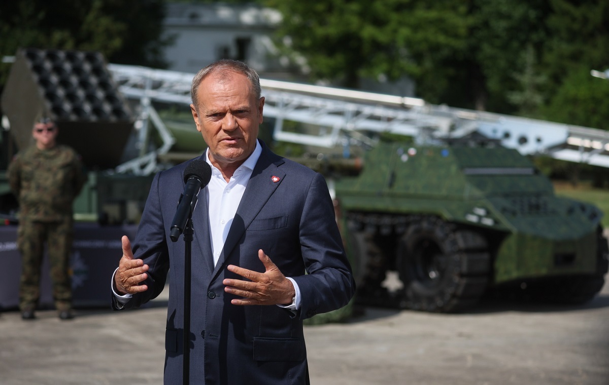 Nowa maska Tuska. Zapowiedział repolonizację w wojsku