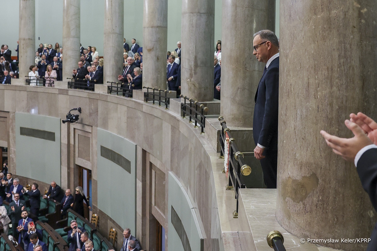 Symboliczne przekazanie prezydenckiego fotela przez Dudę
