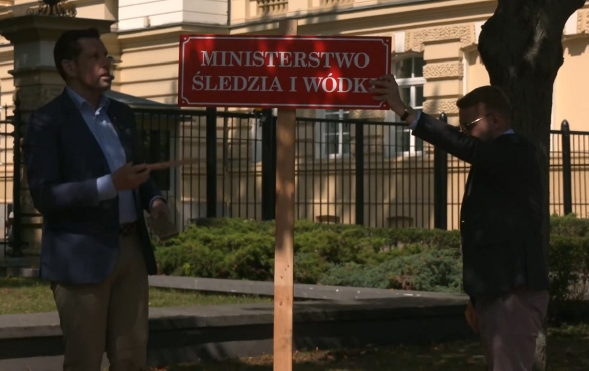 Politycy PiS przynieśli Tuskowi taczkę. Mieli coś jeszcze!