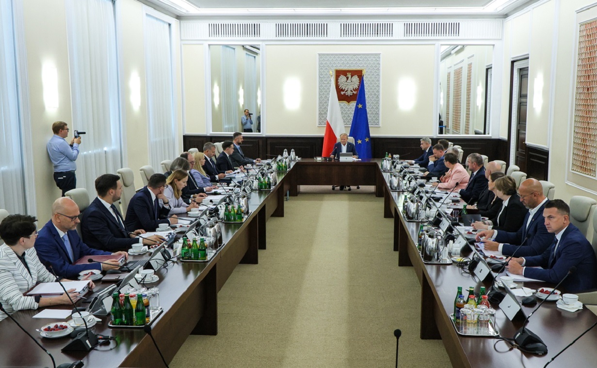 Tusk miał "odchudzić" rząd. Gabinet... przez cały czas rozdęty!