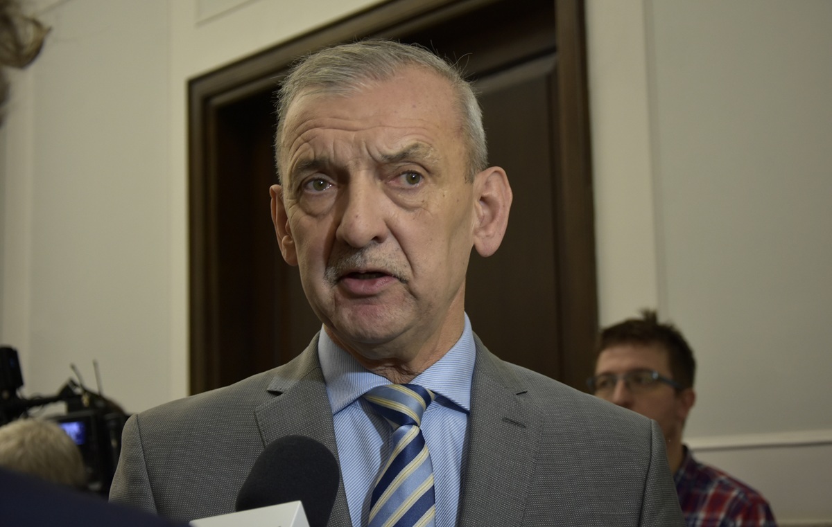 Even Broniarz supported president   Nawrocki's veto.