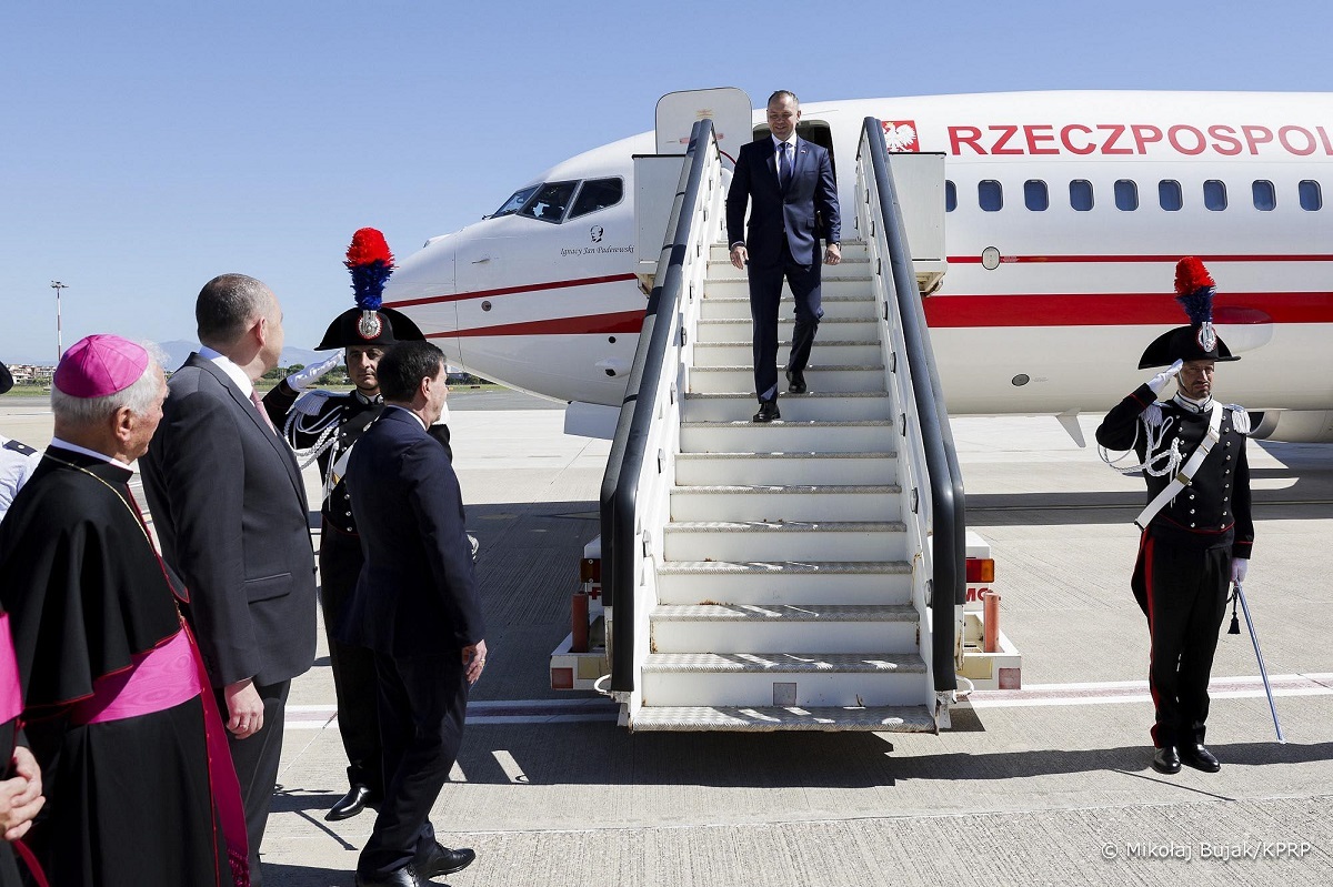 President Nawrocki is already in Rome. present  a gathering  with Meloni.