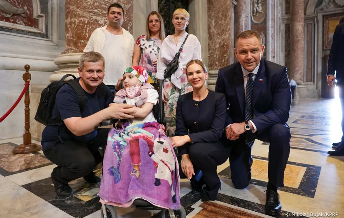 Prezydent spotkał się z ciężko chorą Marysią. "Piękny gest"