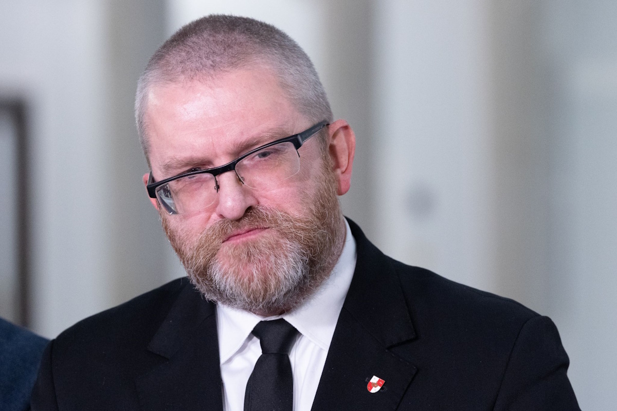 Żurek wysłał do PE wniosek o uchylenie immunitetu Braunowi