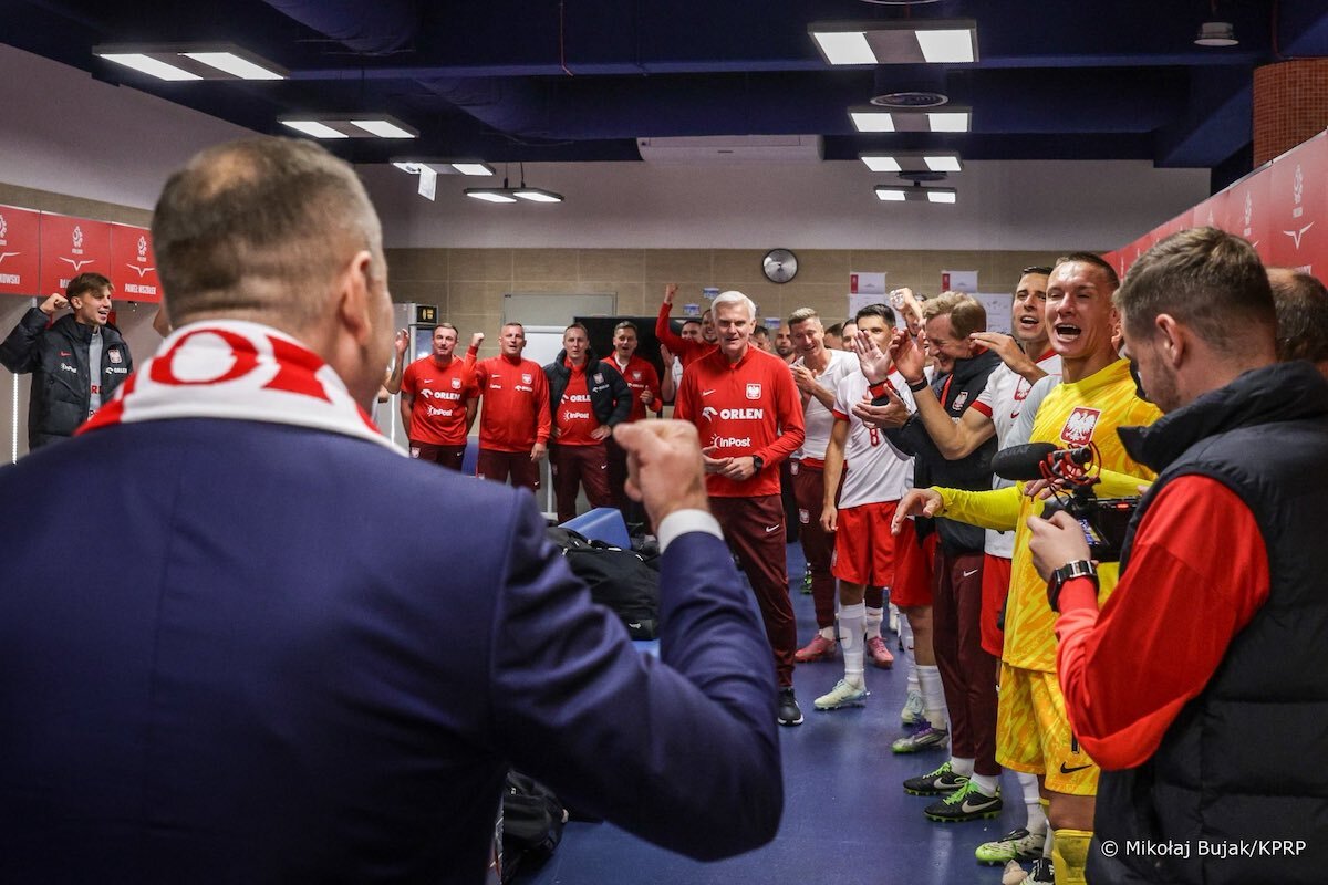 wiadomości,aktualności,wPolityce.pl Prezydent Nawrocki w szatni reprezentacji Polski