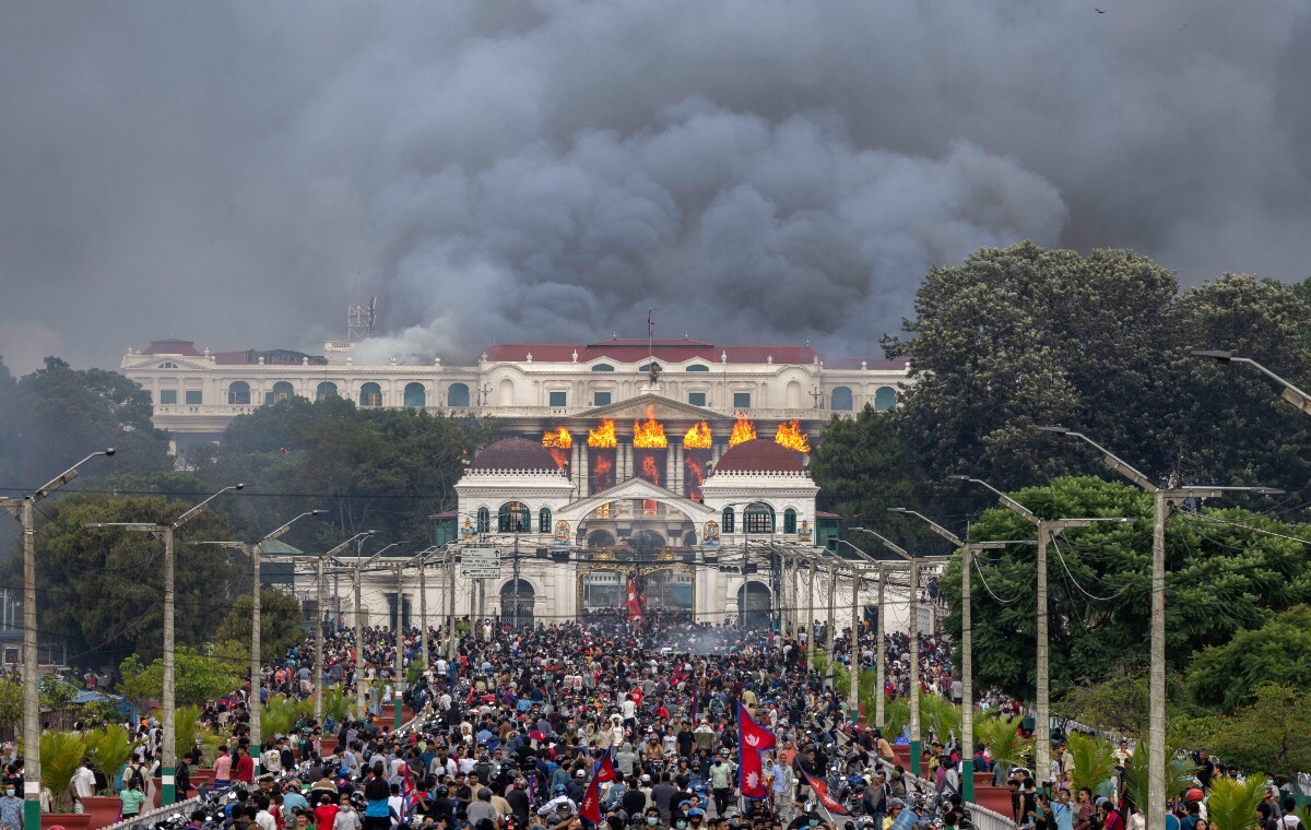wiadomości,aktualności,wPolityce.pl Bunt w Nepalu. Demonstranci podpalili parlament. Są zabici!
