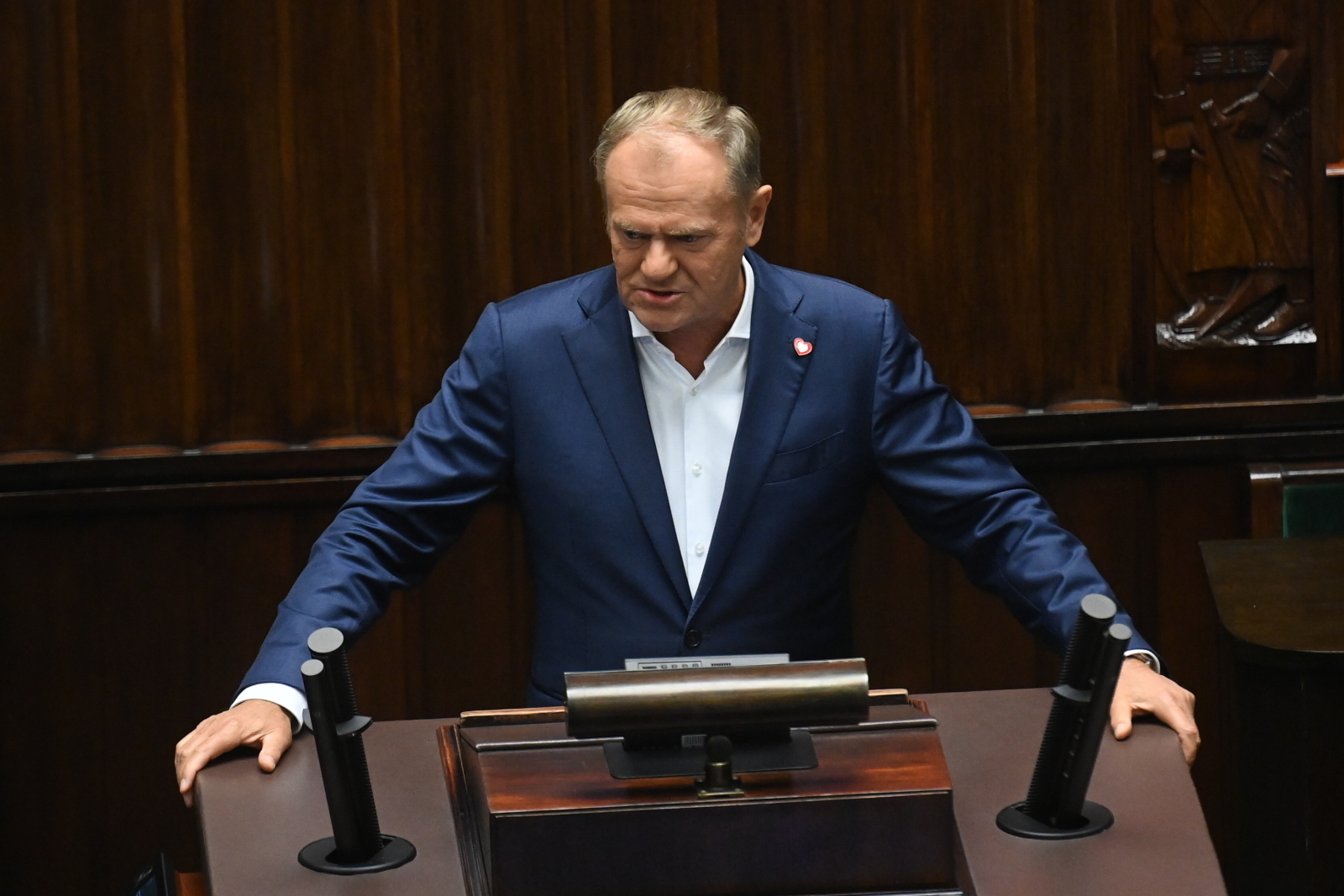 Tusk wykorzystuje "efekt flagi", ale żądza zemsty silniejsza
