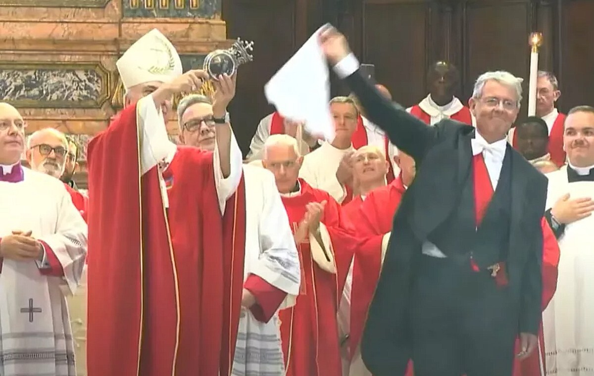 wiadomości,aktualności,wPolityce.pl Cud św. Januarego. Krew męczennika zmieniła stan skupienia!