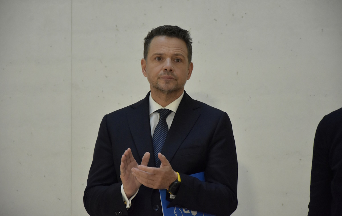 Niesłychane! "Newsweek" krytykuje Trzaskowskiego i jego wąsy