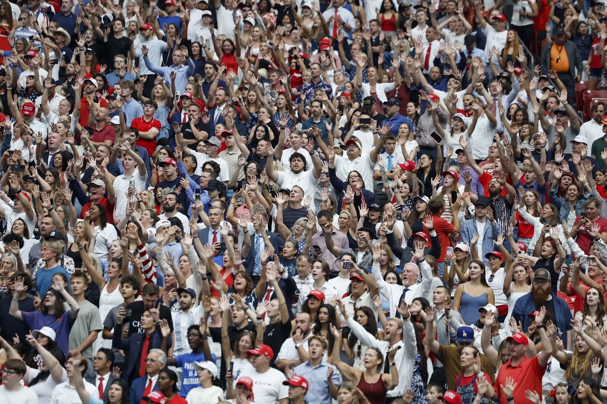 wiadomości,aktualności,wPolityce.pl Amerykanie żegnają Kirka. Dziesiątki tysięcy na stadionie!