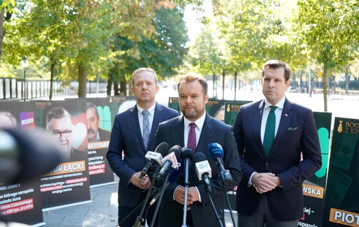 "Bogacze z KPO". Zdjęcia polityków-beneficjentów przed KPRM
