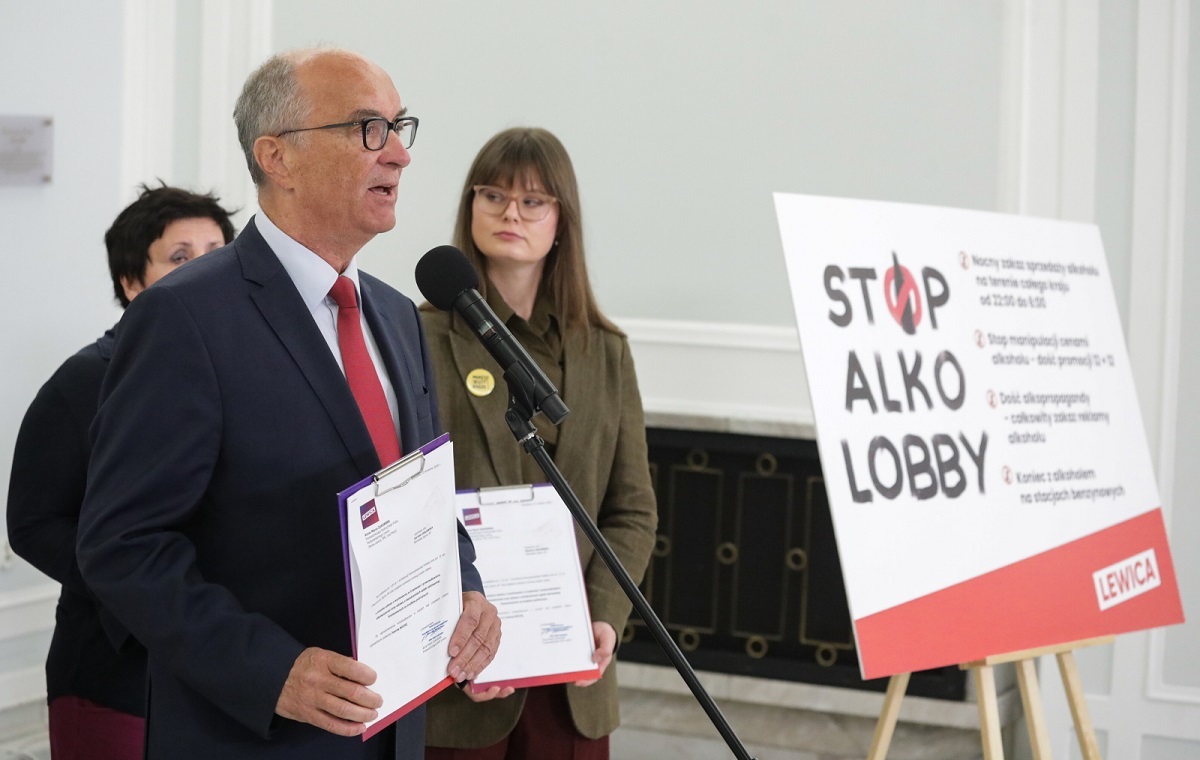 Lewica i Polska 2050 walczą z alkoholem. Są projekty