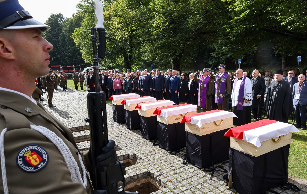 wiadomości,aktualności,wPolityce.pl Sześciu żołnierzy AK z oddziału „Fakira” spoczęło na Rossie