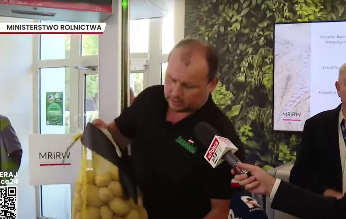 Awantura w ministerstwie! Wzburzony rolnik wysypał warzywa