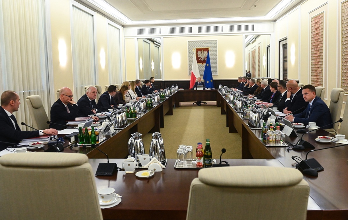 Rządzący niszczą spokój Polaków wywołując panikę wojenną