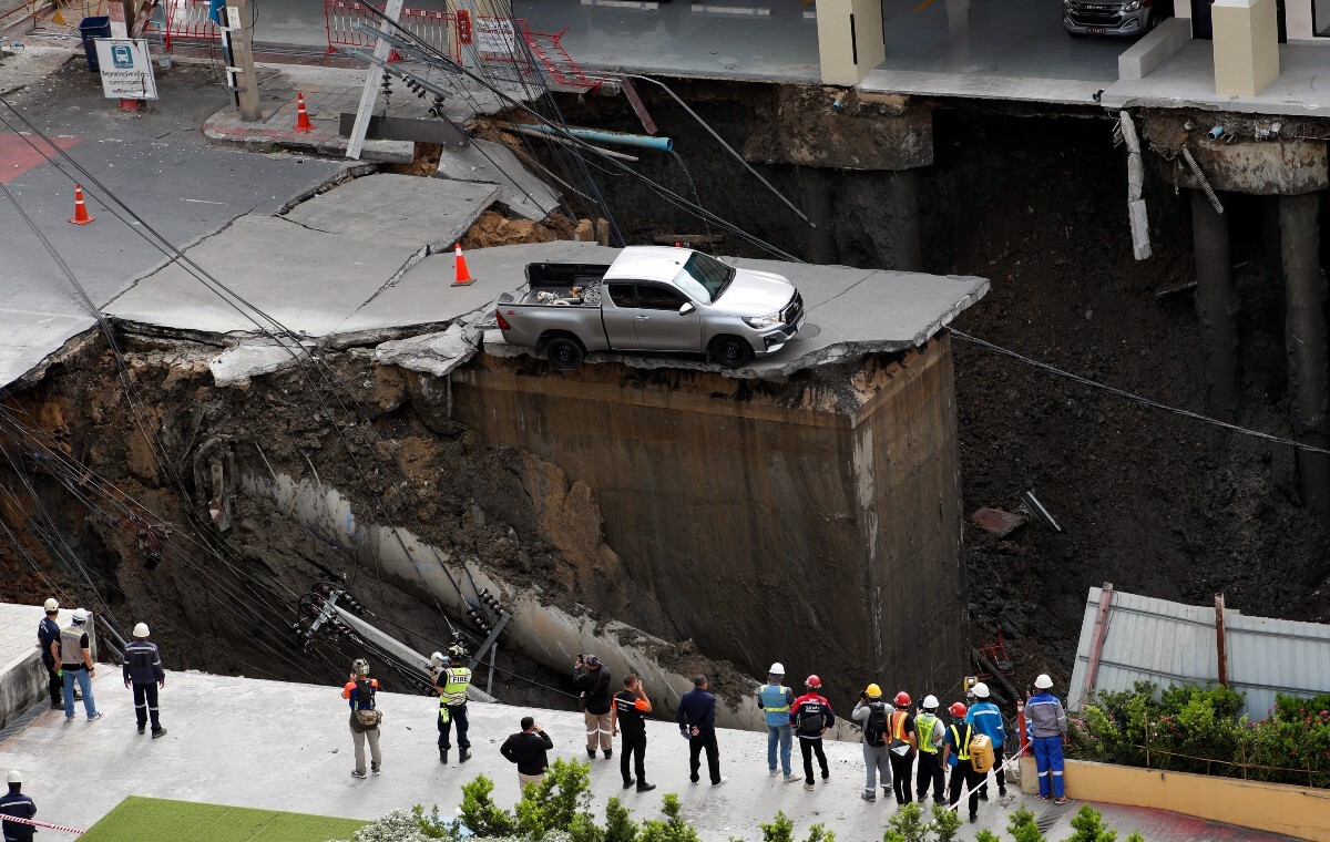 Zatrważające nagrania z Bangkoku! Gigantyczna wyrwa w jezdni wiadomości,aktualności,wPolityce.pl Zatrważające nagrania z Bangkoku! Gigantyczna wyrwa w jezdni