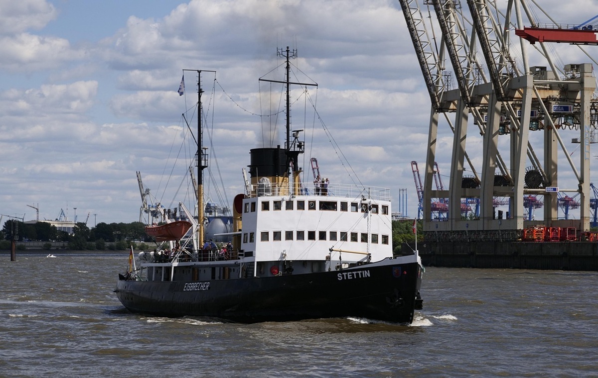 A Russian cutter in the vicinity of Szczecin! He was frightened  distant  by the SG