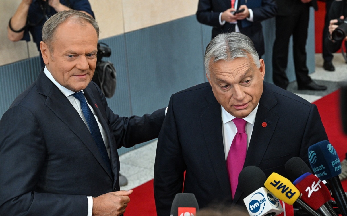 Tusk obłapia Orbana! "Bardzo lubię, gdy używa moich..."