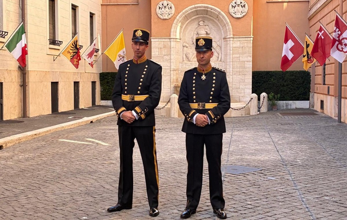 Papiescy gwardziści w nowych mundurach wiadomości,aktualności,wPolityce.pl Papiescy gwardziści w nowych mundurach
