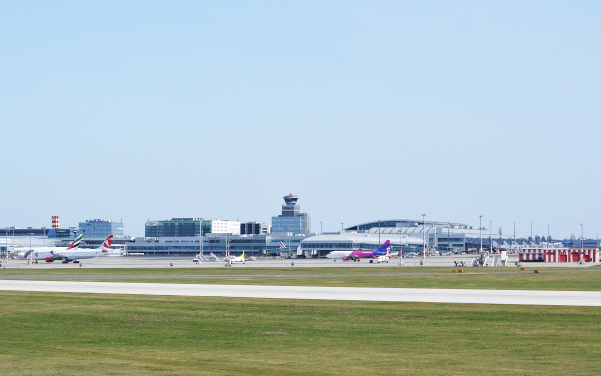 Akcja policji i wojska na lotnisku w Pradze! wiadomości,aktualności,wPolityce.pl Akcja policji i wojska na lotnisku w Pradze!