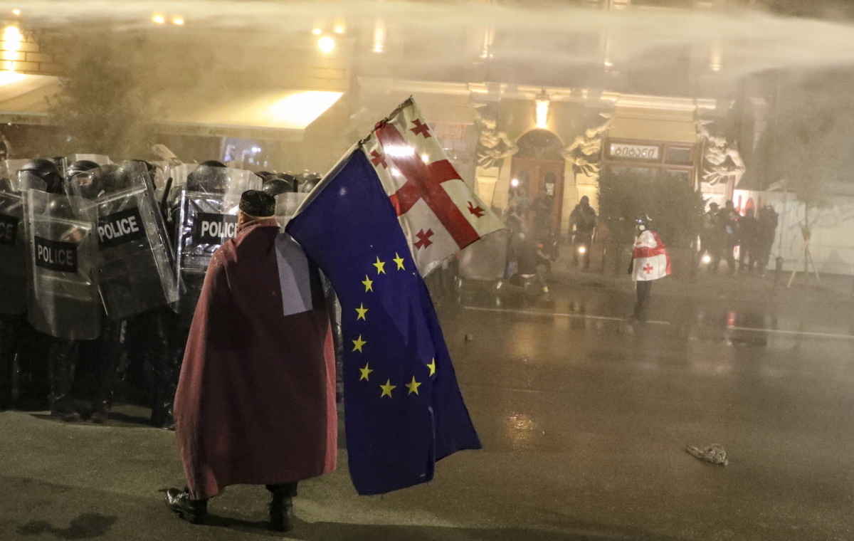 Gruzini się nie poddają! Policja użyła armatek i gazu wiadomości,aktualności,wPolityce.pl Gruzini się nie poddają! Policja użyła armatek i gazu