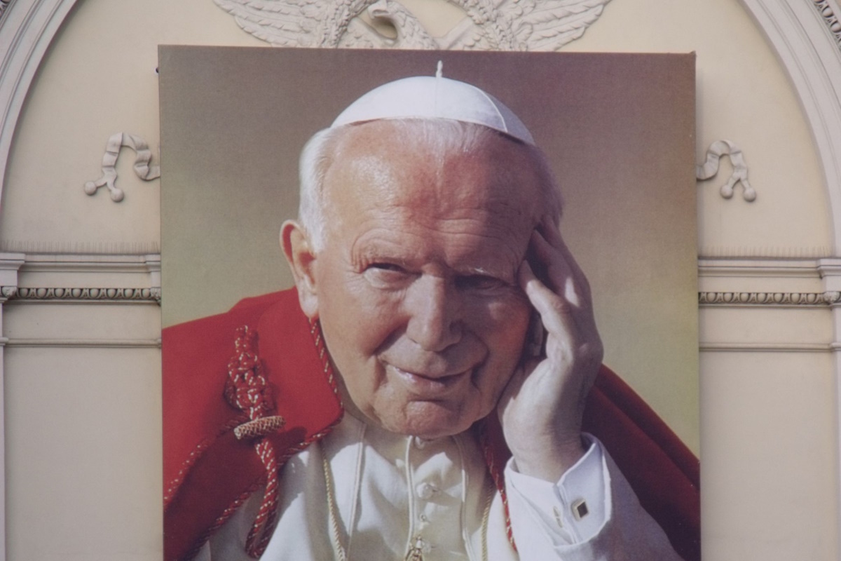 W Rzymie zbezczeszczono pomnik św. Jana Pawła II! wiadomości,aktualności,wPolityce.pl W Rzymie zbezczeszczono pomnik św. Jana Pawła II!