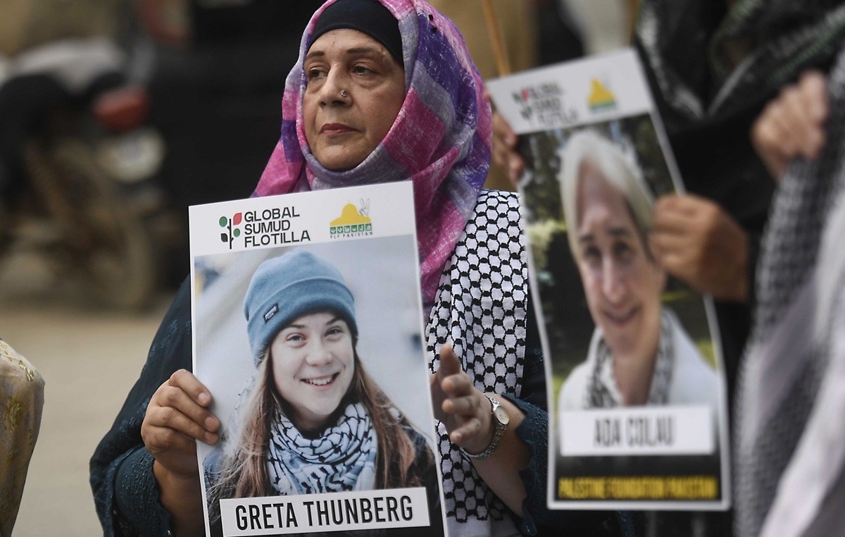 Thunberg była bita i zmuszana do całowania flagi Izraela wiadomości,aktualności,wPolityce.pl Thunberg była bita i zmuszana do całowania flagi Izraela